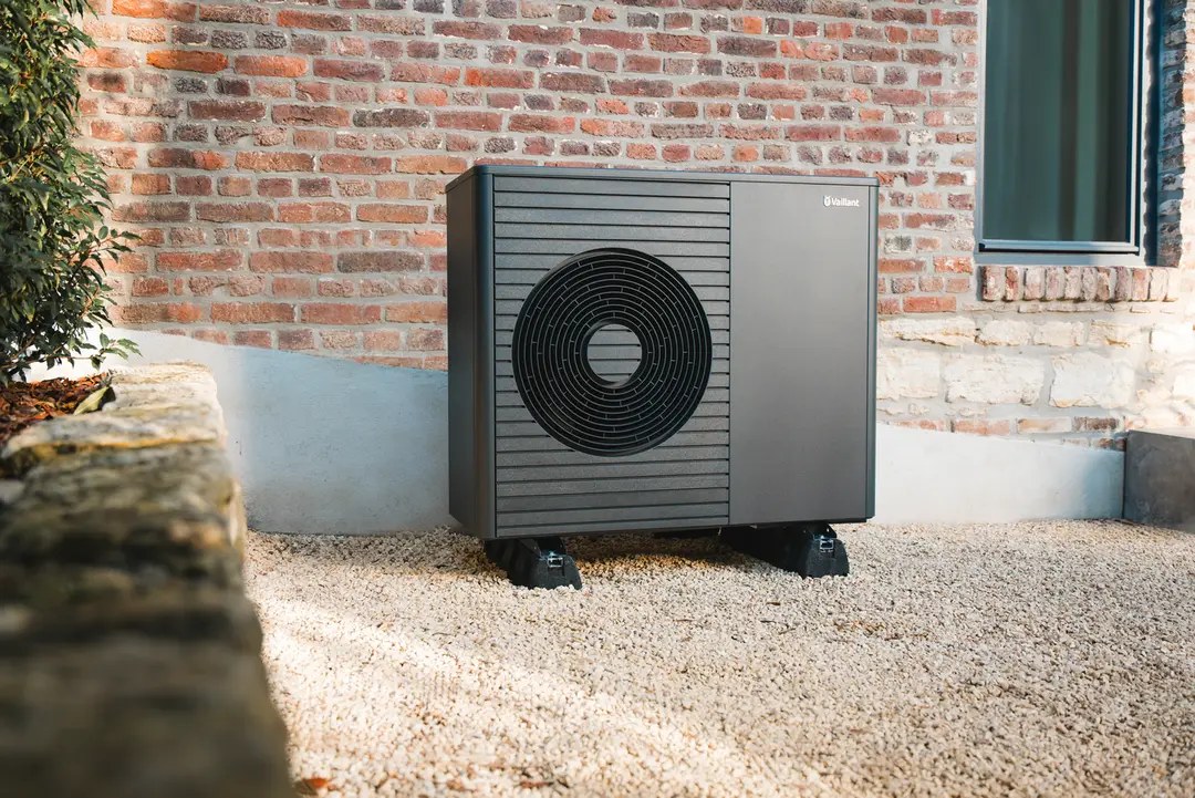 Vaillant aroTHERM plus warmtepomp tegen een bakstenen gevel